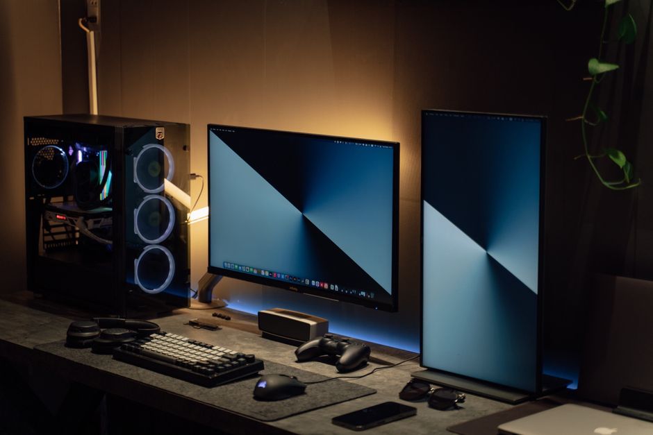 Dual monitor postavka u zamračenoj sobi