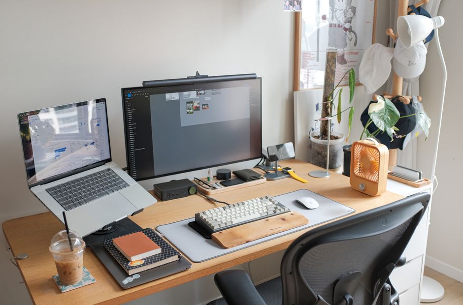 Sleek office setup s laptopom i monitorom za produktivnost