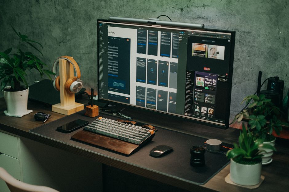 Sleek home office setup s velikim monitorom i biljkama